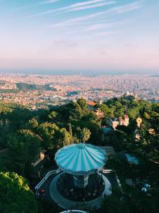 Un parque de atracciones histórico en las alturas de la ciudad en Barcelona Parc d’Atraccions Tibidabo